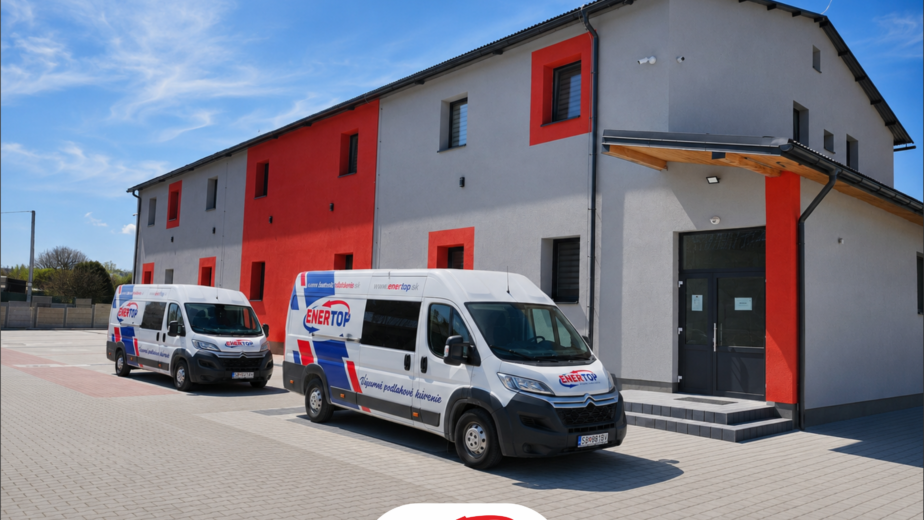 Moderná budova s firemnými vozidlami ENERTOP pred vstupom, ukážka realizácie systému kúrenia a chladenia.